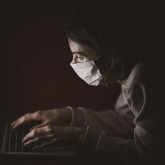 一寸照片在线制作团队视觉编辑头像，女性编辑在电脑前比对证件照换底色前后效果